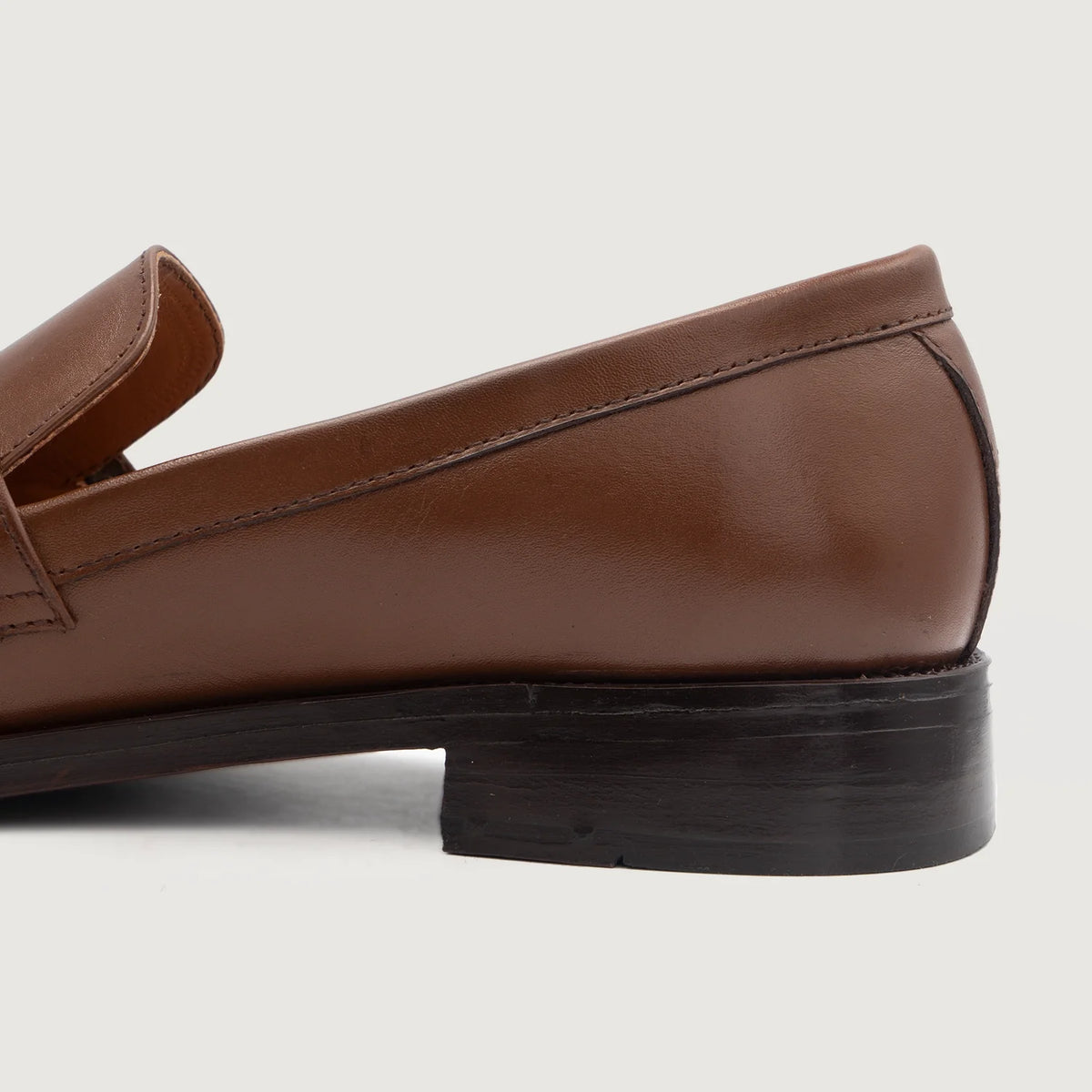 Authentic Full-Grain Leather Grain Depth & Pull-Up Patina Texture Detail
