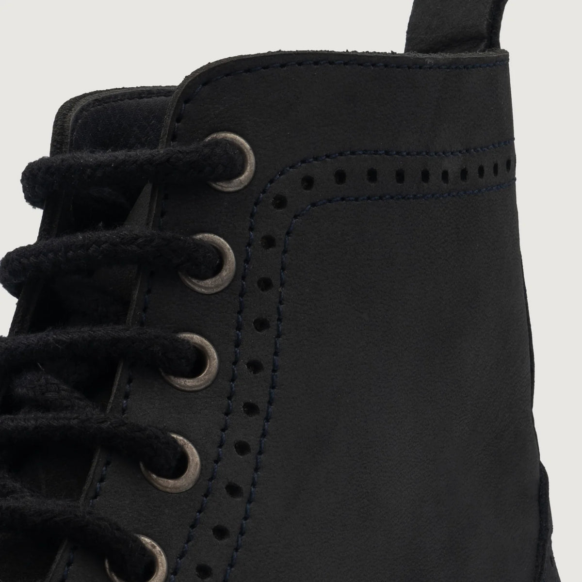 Authentic Full-Grain Leather Grain Texture & Heavy-Duty Seam Stitching Detail