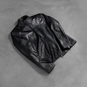 Styled Fit Perspective of Men's Adornica Svart Bikerjakke i Skinn for Herre on Model - Natural Daylight Drape