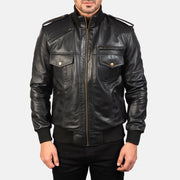 Close-Up Detail of High neck &amp; Zipper Hardware on Men's Agent Shadow Svart Bomberjakke i Skinn for Herre