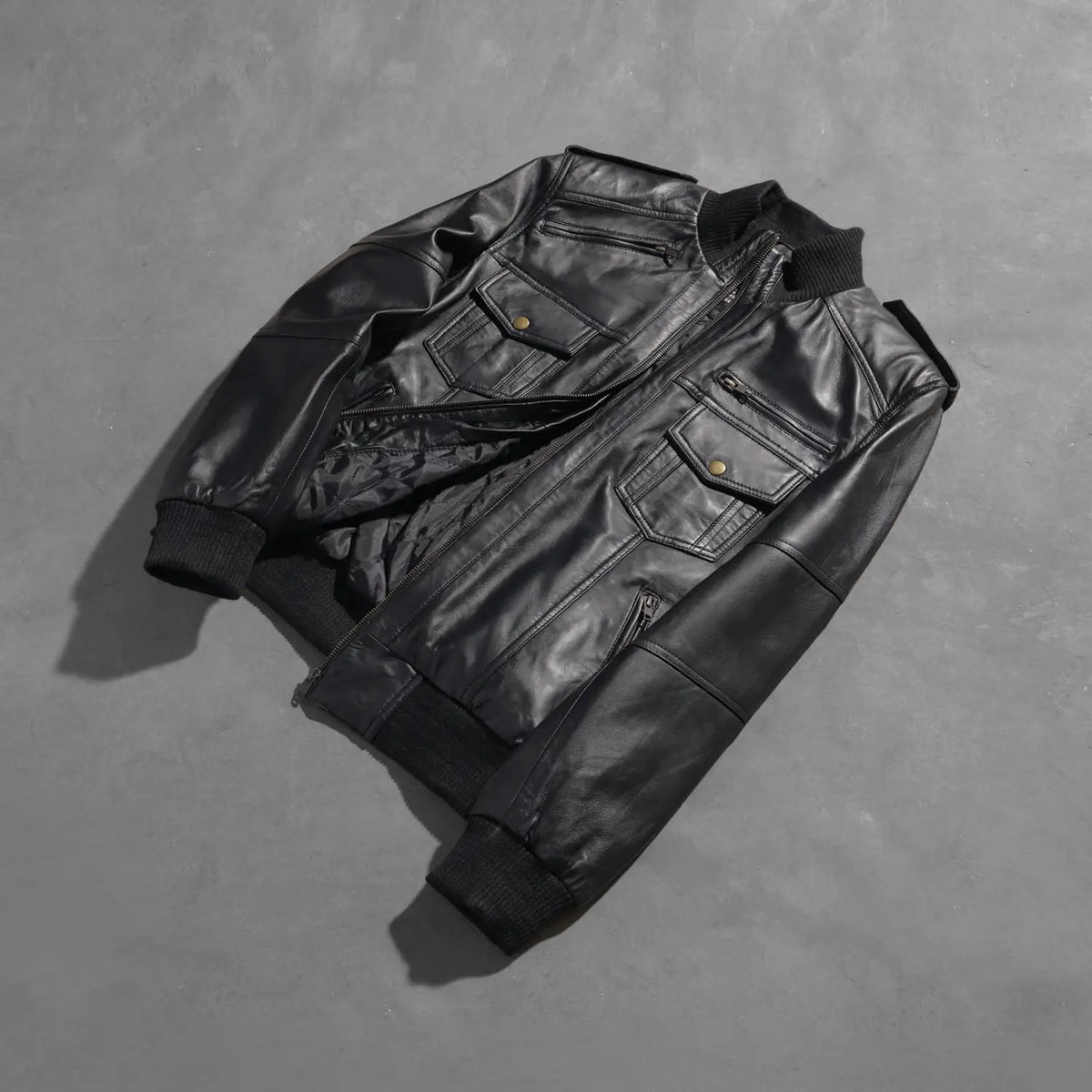 Styled Fit Perspective of Men's Agent Shadow Svart Bomberjakke i Skinn for Herre on Model - Natural Daylight Drape
