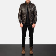 Men's Agent Shadow Brun Bomberjakke i Skinn for Herre - Lateral Side Profile View Showing Sleeve Cut &amp; Athletic Taper Fit