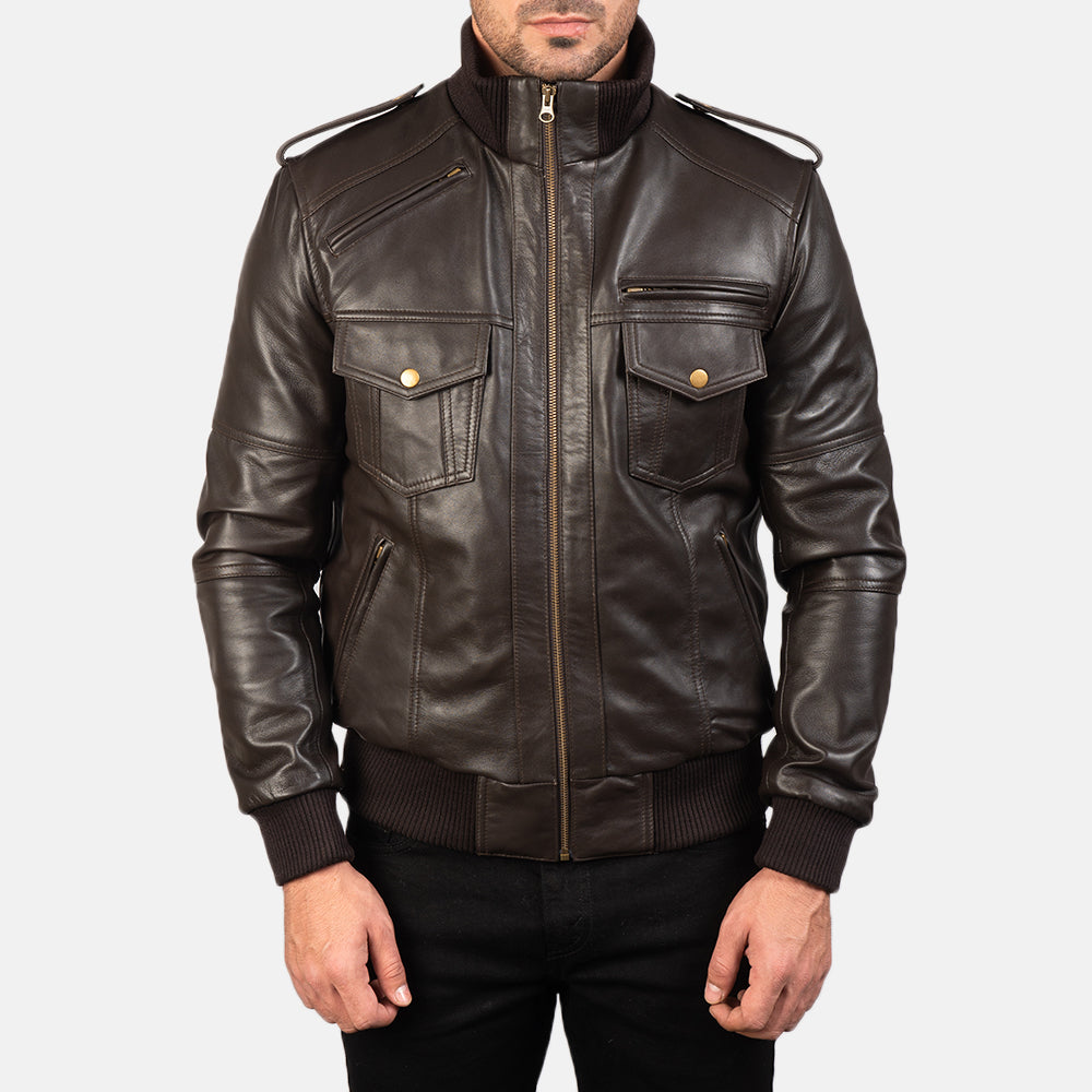 Close-Up Detail of High neck &amp; Zipper Hardware on Men's Agent Shadow Brun Bomberjakke i Skinn for Herre