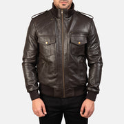 Close-Up Detail of High neck &amp; Zipper Hardware on Men's Agent Shadow Brun Bomberjakke i Skinn for Herre