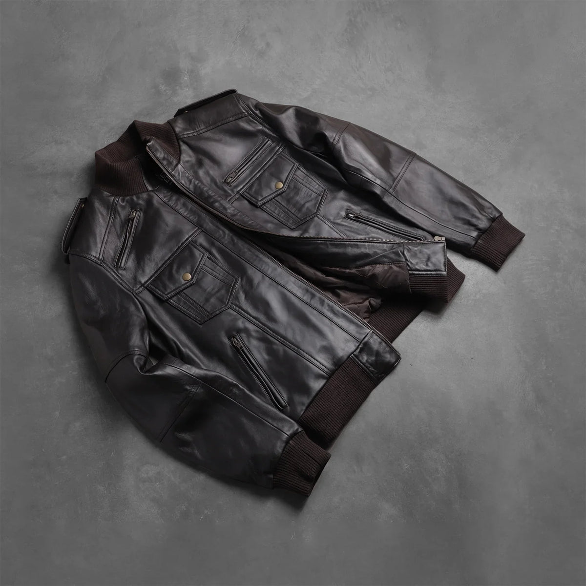 Rib knit &amp; Hem Craftsmanship Construction Detail on Men's Agent Shadow Brun Bomberjakke i Skinn for Herre