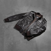 Styled Fit Perspective of Men's Agent Shadow Brun Bomberjakke i Skinn for Herre on Model - Natural Daylight Drape