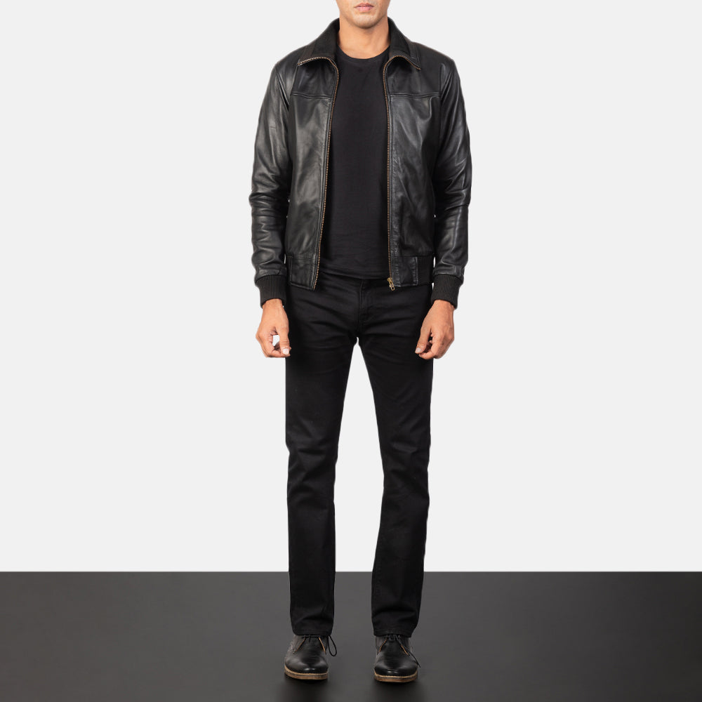 Men's Air Rolf Svart Bomberjakke i Skinn for Herre - Lateral Side Profile View Showing Sleeve Cut &amp; Athletic Taper Fit
