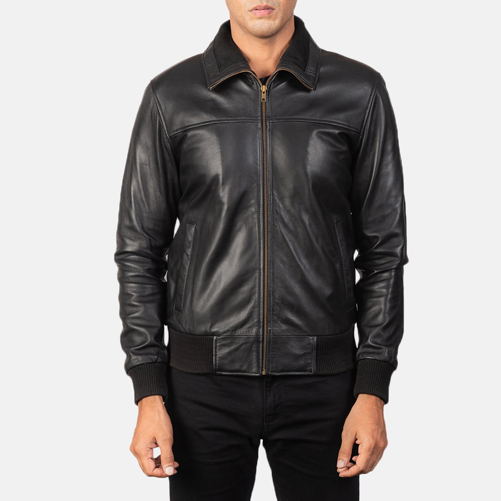 Close-Up Detail of Rib Knit &amp; Zipper Hardware on Men's Air Rolf Svart Bomberjakke i Skinn for Herre