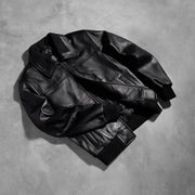 Styled Fit Perspective of Men's Air Rolf Svart Bomberjakke i Skinn for Herre on Model - Natural Daylight Drape