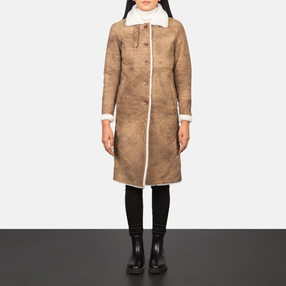 Women's Alina Shearling Brun Skinnkåpe for Kvinner - Lateral Side Profile View Showing Sleeve Cut &amp; Athletic Taper Fit