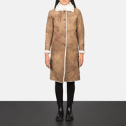 Women's Alina Shearling Brun Skinnkåpe for Kvinner - Lateral Side Profile View Showing Sleeve Cut &amp; Athletic Taper Fit