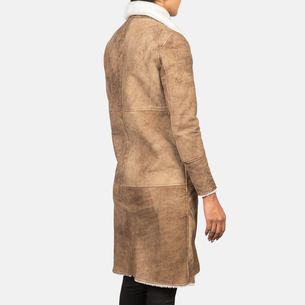 Close-Up Detail of Buckled Collar &amp; Button Hardware on Women's Alina Shearling Brun Skinnkåpe for Kvinner