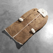 Styled Fit Perspective of Women's Alina Shearling Brun Skinnkåpe for Kvinner on Model - Natural Daylight Drape