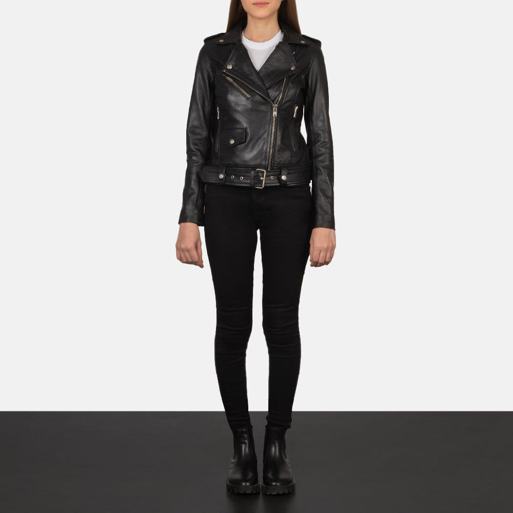 Women's Alison Svart Bikerjakke i Skinn for Kvinner - Lateral Side Profile View Showing Sleeve Cut &amp; Athletic Taper Fit
