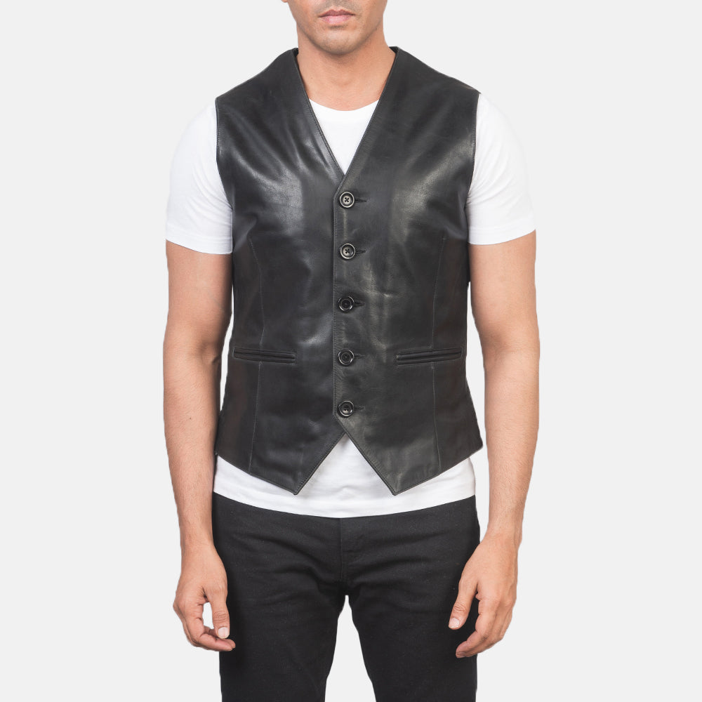 Close-Up Detail of Classic Collar &amp; 5 Button Hardware on Men's Auden Svart Skinnvest for Herre