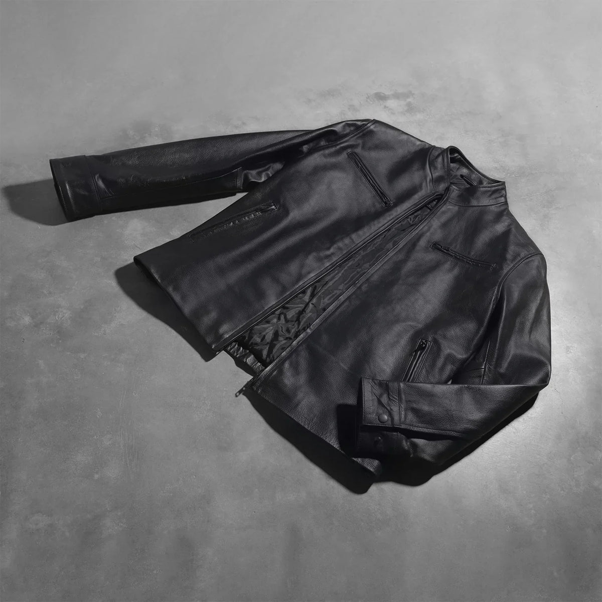 Button &amp; Hem Craftsmanship Construction Detail on Austere Matte Svart Bikerjakke i Skinn for Herre