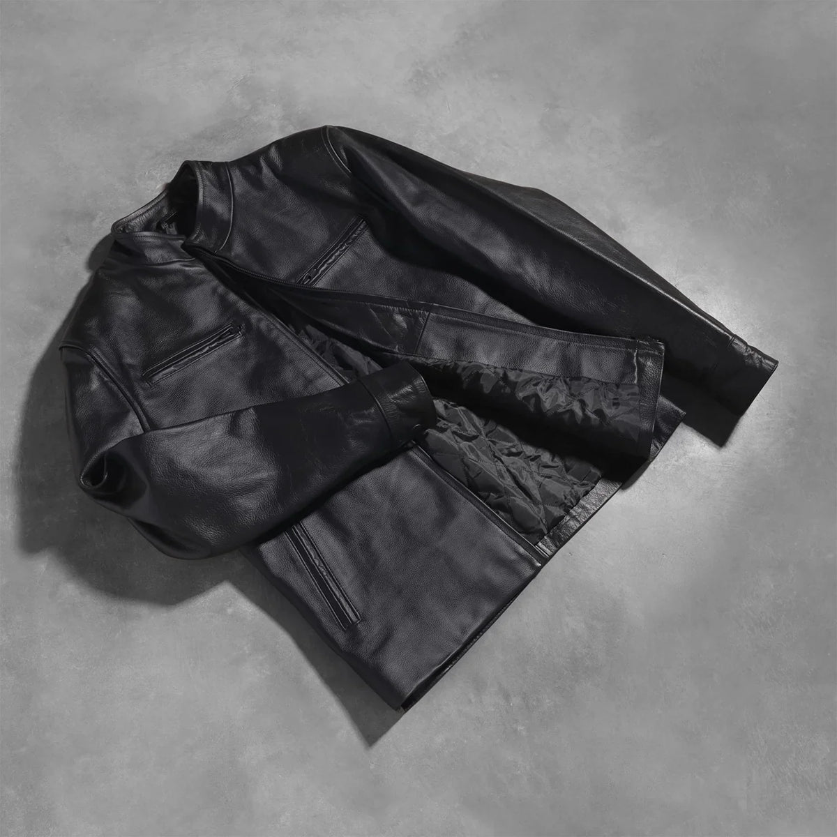 Styled Fit Perspective of Austere Matte Svart Bikerjakke i Skinn for Herre on Model - Natural Daylight Drape