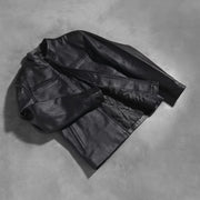 Styled Fit Perspective of Austere Matte Svart Bikerjakke i Skinn for Herre on Model - Natural Daylight Drape