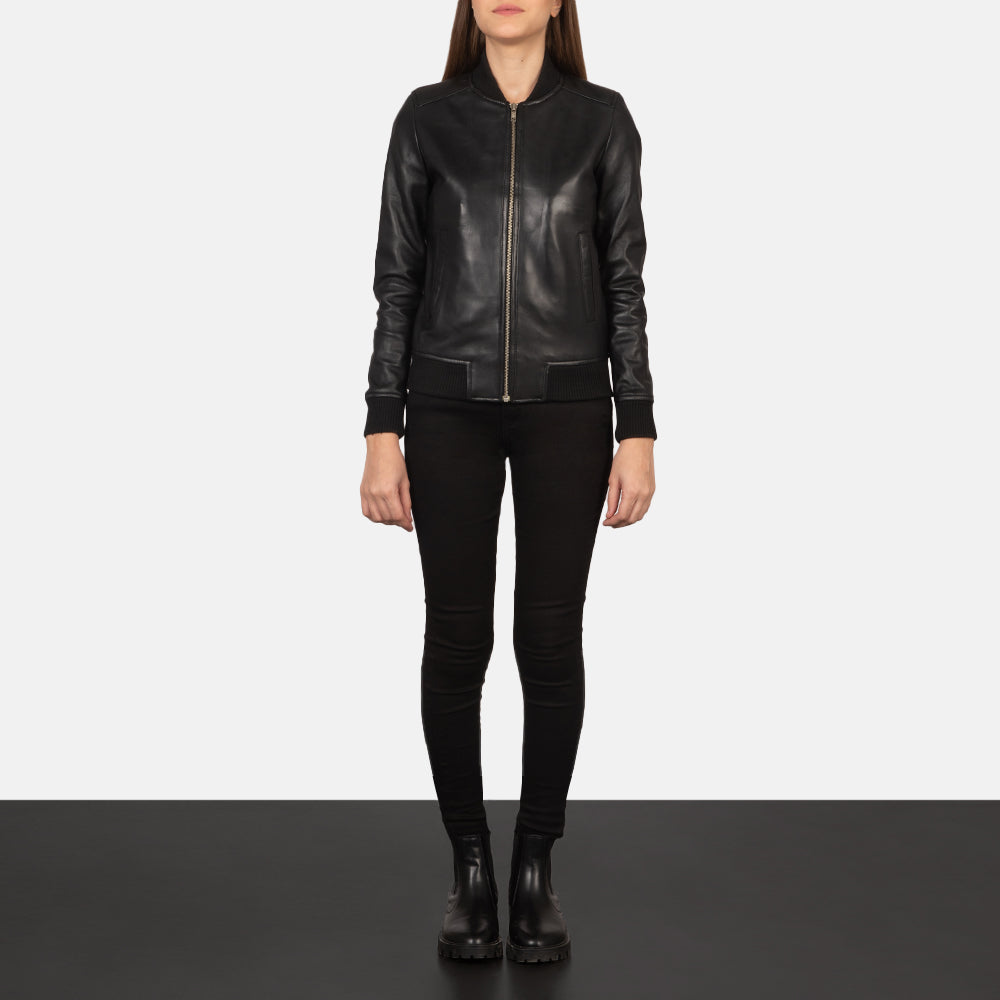 Women's Bliss Svart Bomberjakke i Skinn for Kvinner - Lateral Side Profile View Showing Sleeve Cut &amp; Athletic Taper Fit