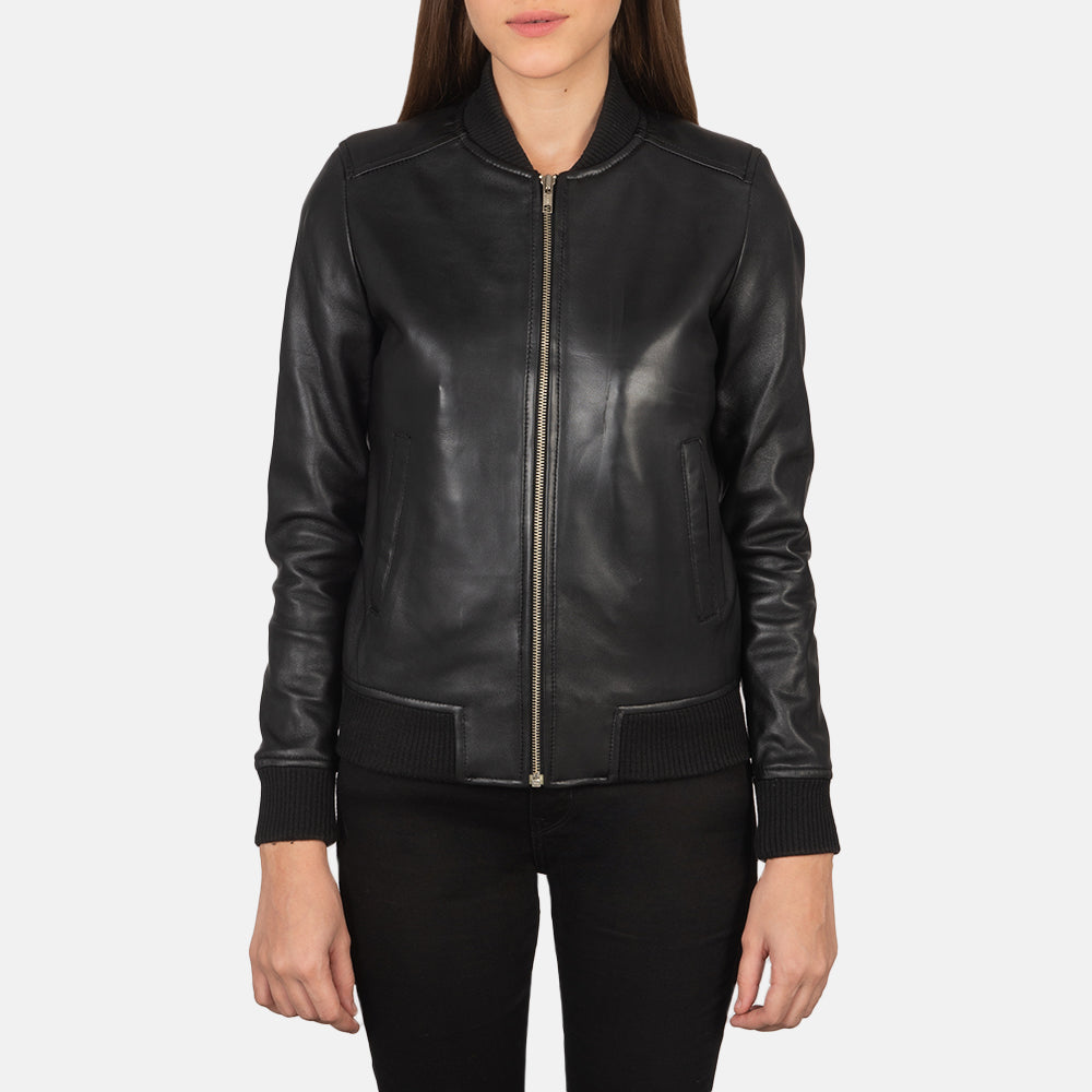 Close-Up Detail of Varsity - Rib Knit &amp; Zipper with Wind Flap Hardware on Women's Bliss Svart Bomberjakke i Skinn for Kvinner