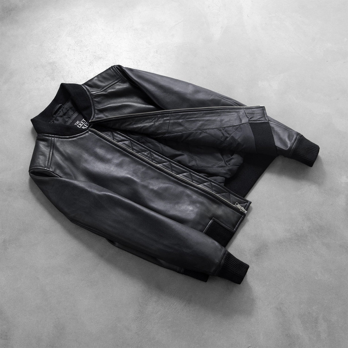 Styled Fit Perspective of Women's Bliss Svart Bomberjakke i Skinn for Kvinner on Model - Natural Daylight Drape