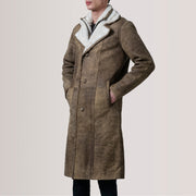 Cai Distressed Brun Leather Shearling Skinnkåpe for Herre For Men - Lateral Side Profile View Showing Sleeve Cut &amp; Athletic Taper Fit
