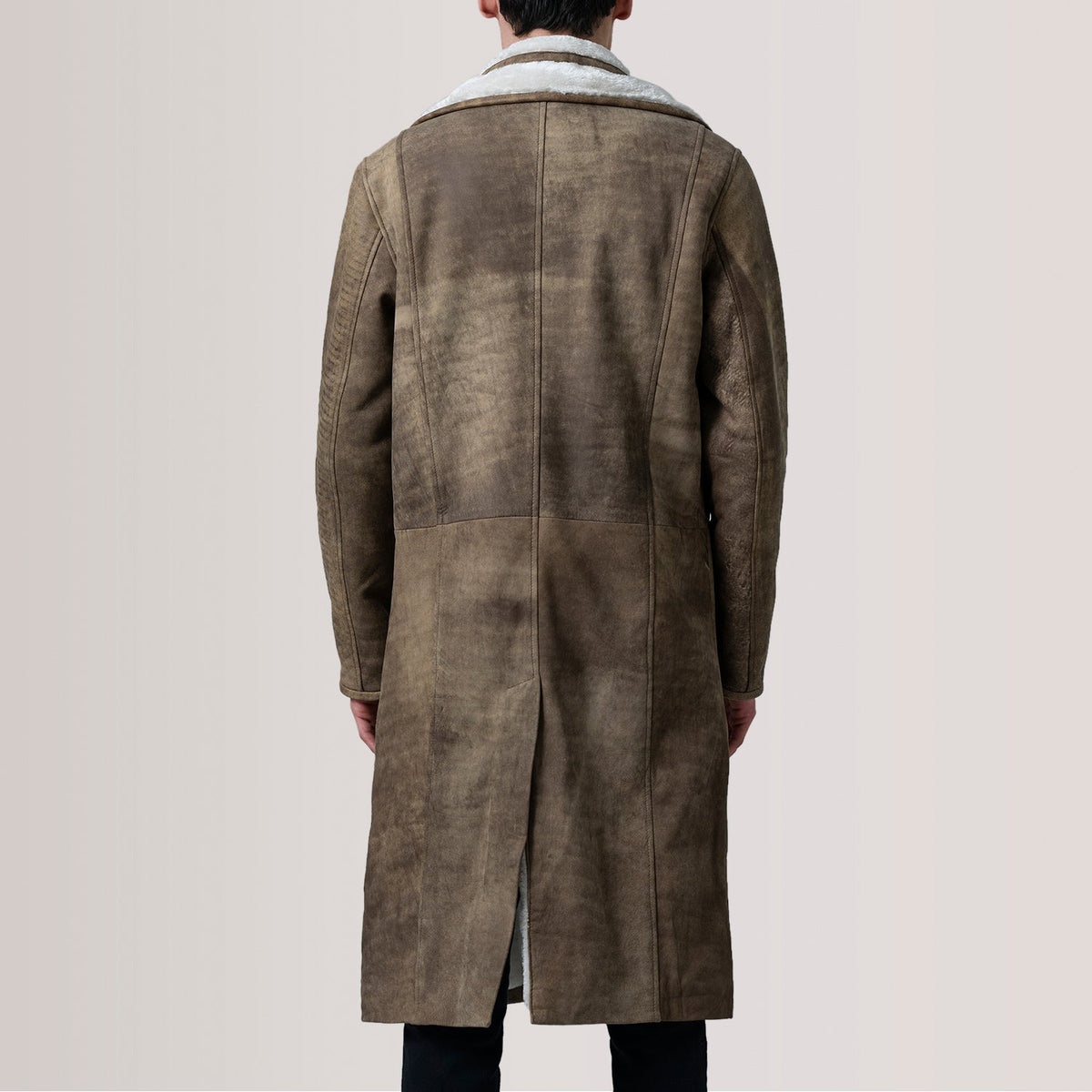 Close-Up Detail of Notch &amp; Button Hardware on Cai Distressed Brun Leather Shearling Skinnkåpe for Herre For Men