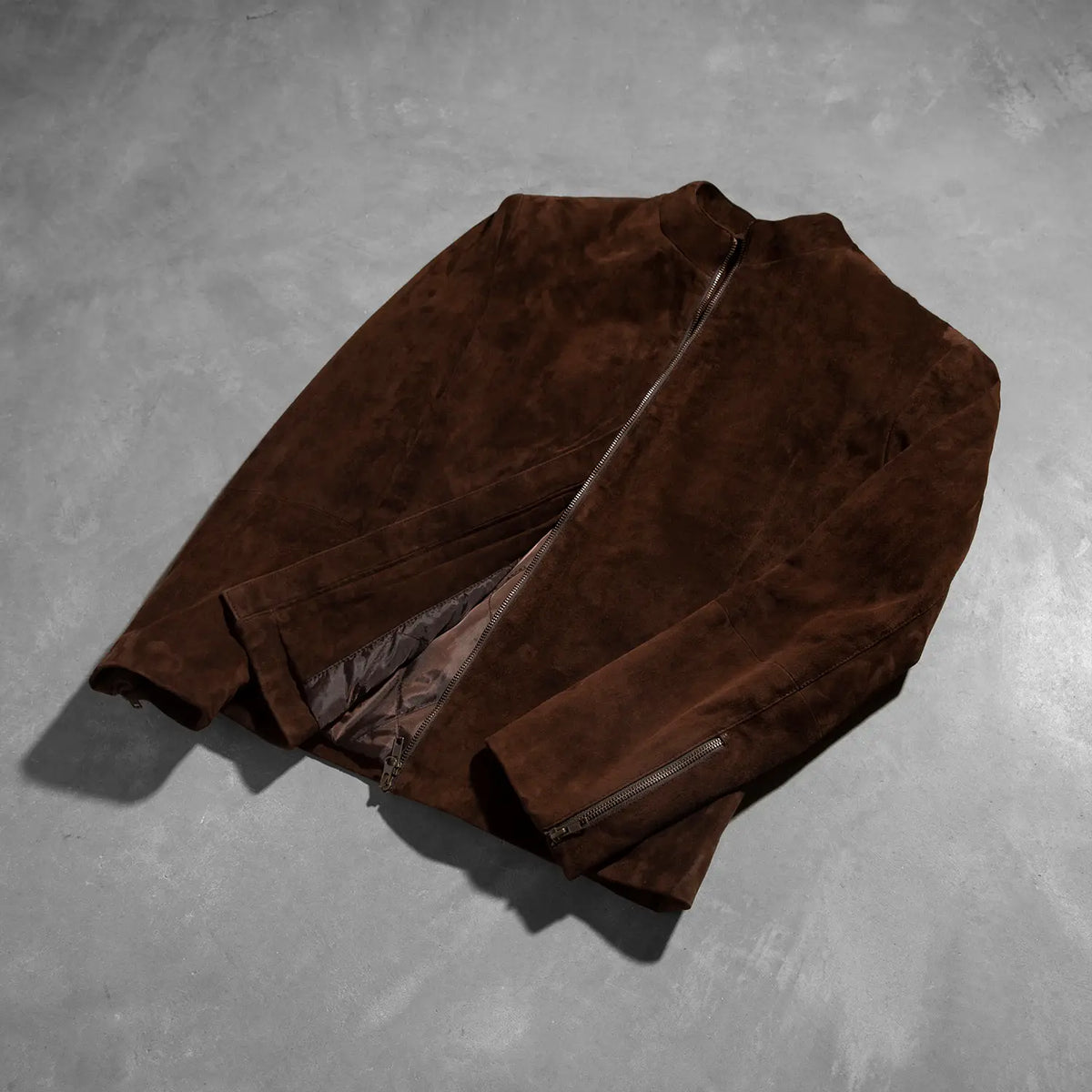 Styled Fit Perspective of Men's Charcoal Mocha Suede Bikerjakke i Skinn for Herre on Model - Natural Daylight Drape
