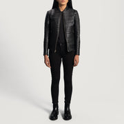 Close-Up Detail of Varsity &amp; Zipper Hardware on Women's Cityscape Svart Bikerjakke i Skinn for Kvinner