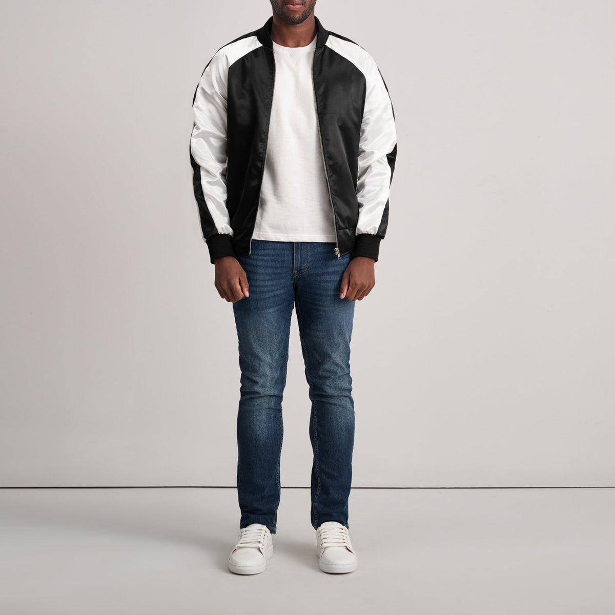 Close-Up Detail of Varsity &amp; Zipper Hardware on Clarke Svart Varsity Skinnjakke for Herre