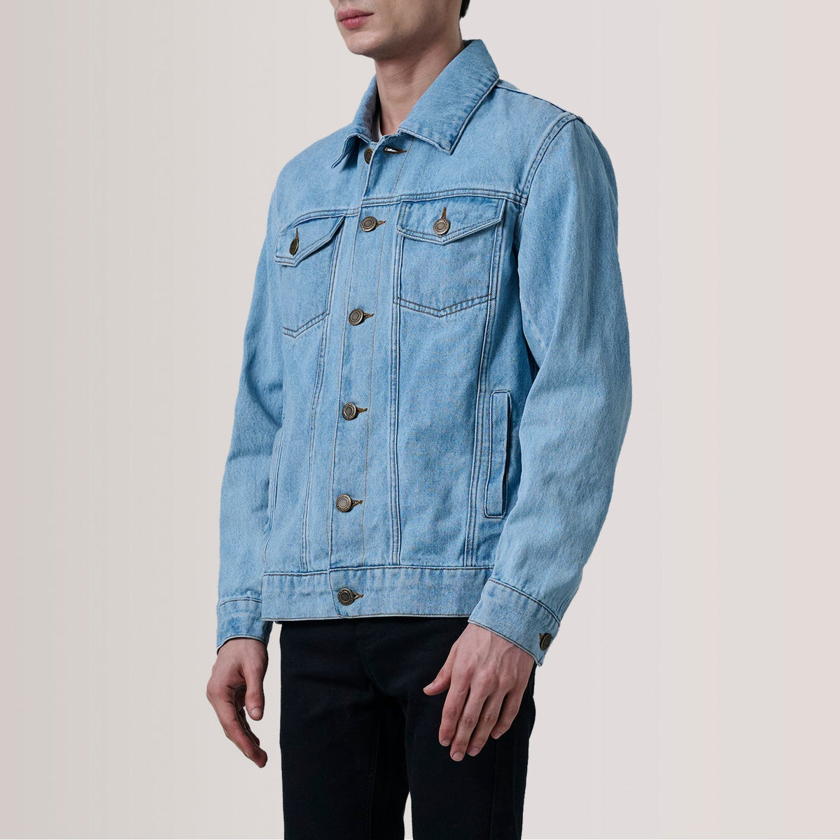 Conard Light Blue Denim Trucker Skinnjakke for Herre For Men - Lateral Side Profile View Showing Sleeve Cut &amp; Athletic Taper Fit