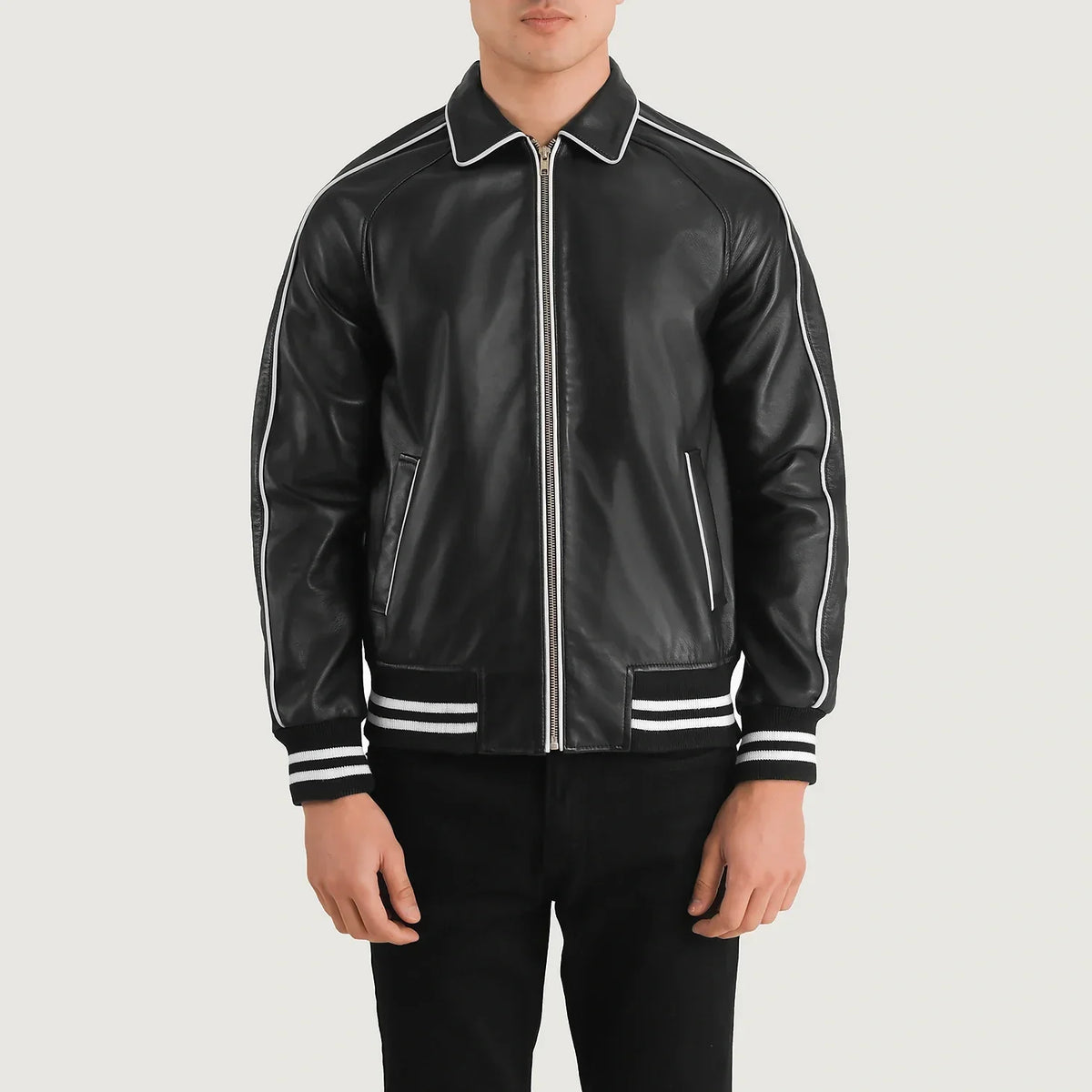 Close-Up Detail of Shirt collar &amp; Zipper Hardware on Cooper Svart Leather Varsity Skinnjakke for Herre