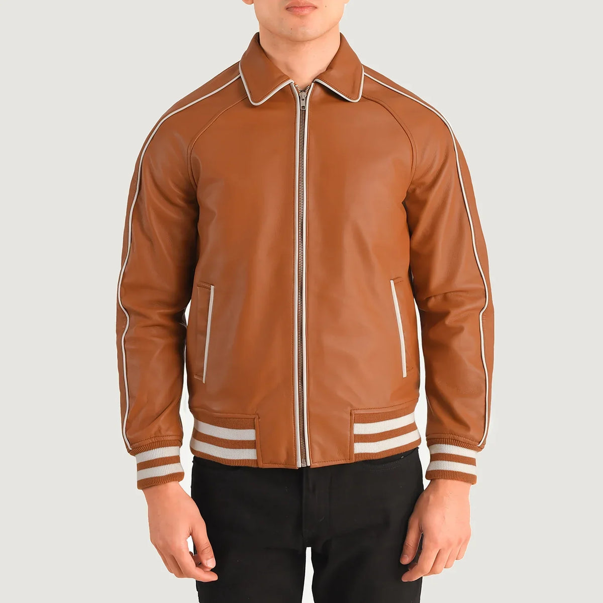 Close-Up Detail of Shirt collar &amp; Zipper Hardware on Cooper Lys brun Brun Leather Varsity Skinnjakke for Herre