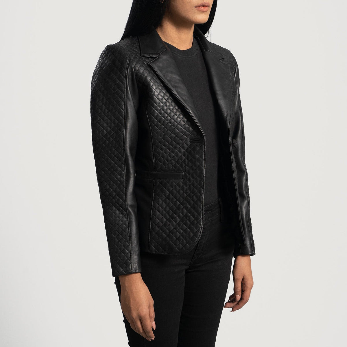 Women's Cora Quilted Svart Skinnblazer for Kvinner - Lateral Side Profile View Showing Sleeve Cut &amp; Athletic Taper Fit