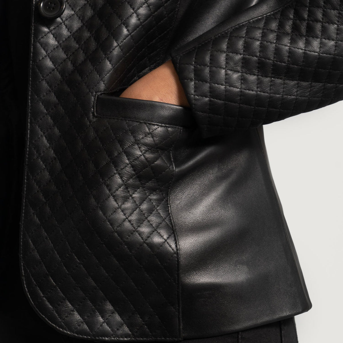 Close-Up Detail of Notch &amp; Button Hardware on Women's Cora Quilted Svart Skinnblazer for Kvinner