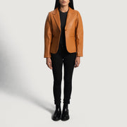 Close-Up Detail of Notch &amp; Button Hardware on Women's Cora Quilted Brun Skinnblazer for Kvinner