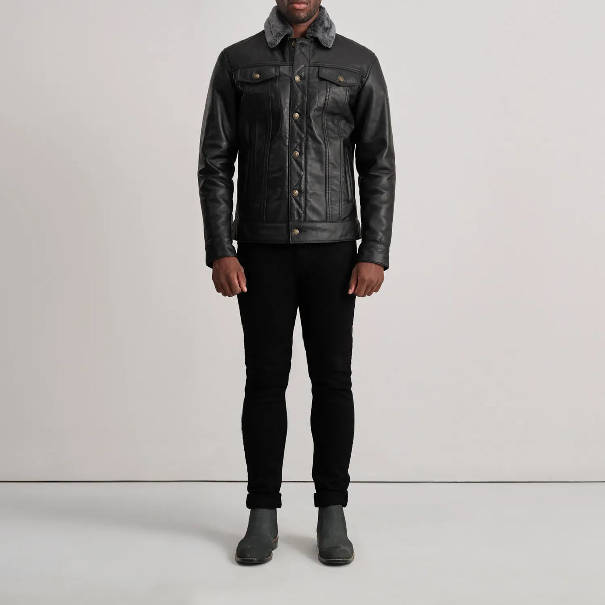 Dallis Svart Leather Shearling Trucker Skinnjakke for Herre - Lateral Side Profile View Showing Sleeve Cut &amp; Athletic Taper Fit
