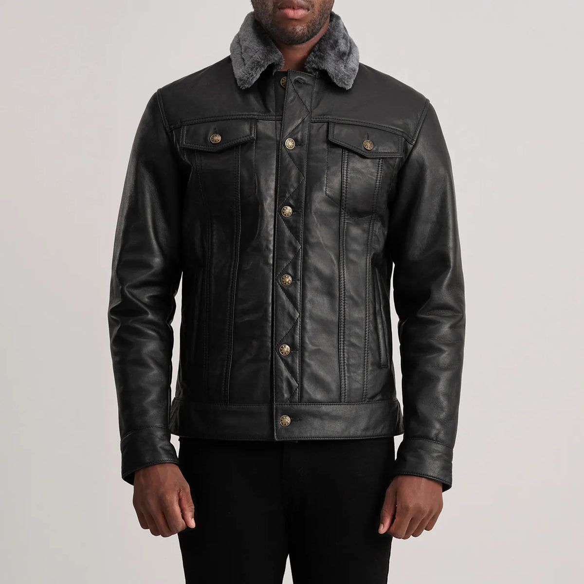 Close-Up Detail of Classic Collar &amp; Button Hardware on Dallis Svart Leather Shearling Trucker Skinnjakke for Herre