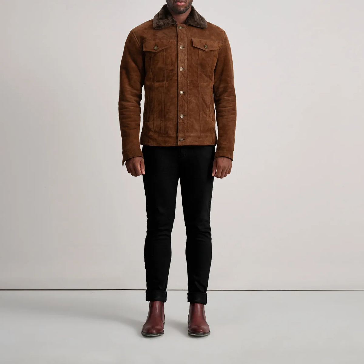 Dallis Brun Suede Shearling Trucker Skinnjakke for Herre - Lateral Side Profile View Showing Sleeve Cut &amp; Athletic Taper Fit