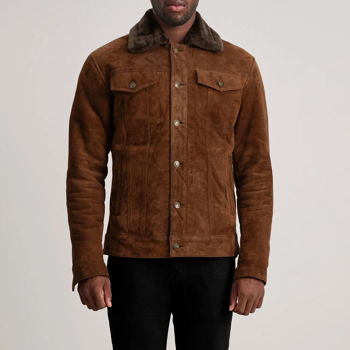 Close-Up Detail of Classic Collar &amp; Button Hardware on Dallis Brun Suede Shearling Trucker Skinnjakke for Herre