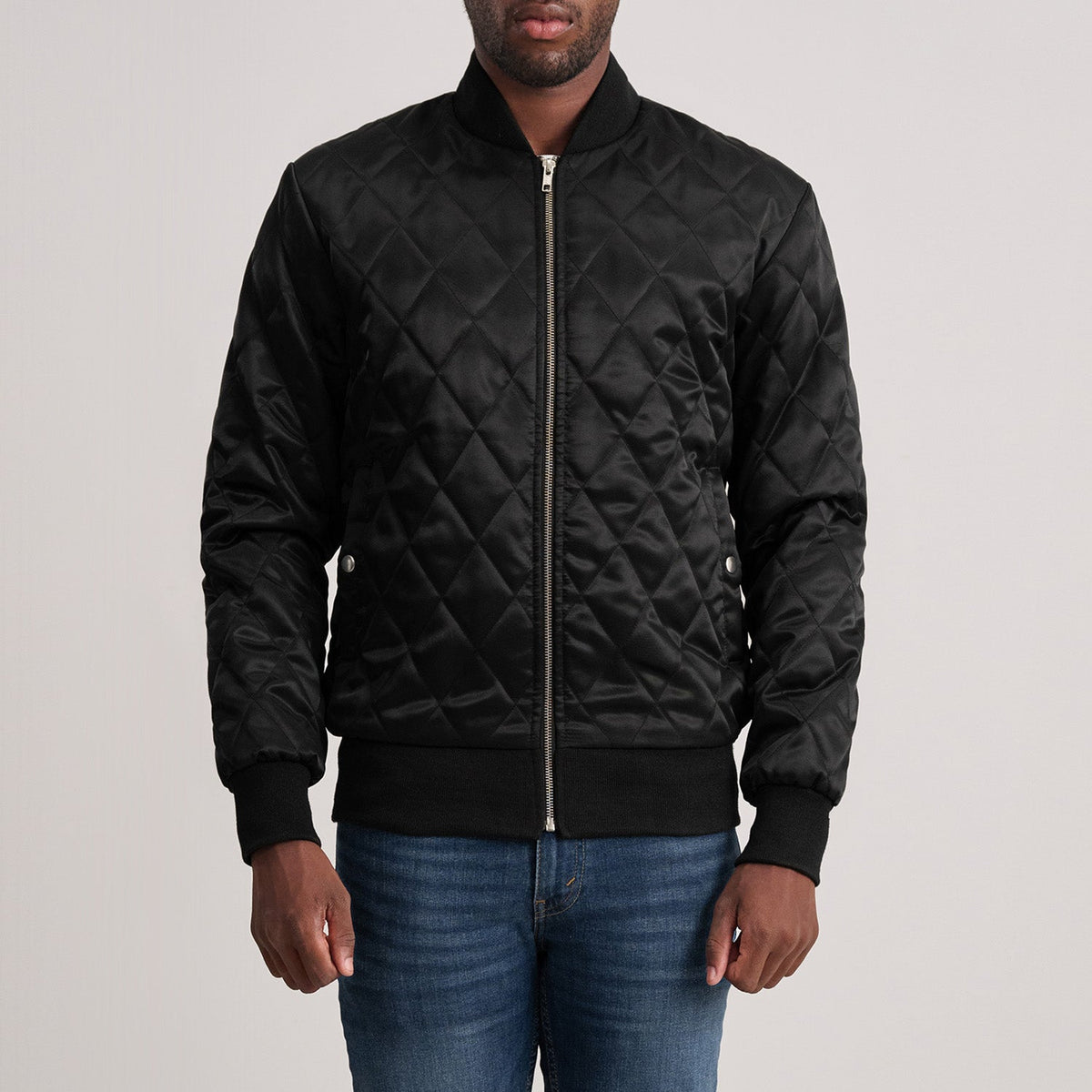 Danson Quilted Svart Varsity Skinnjakke for Herre in Black Satin - Front Profile View &amp; Tailored Silhouette | Buy Online
