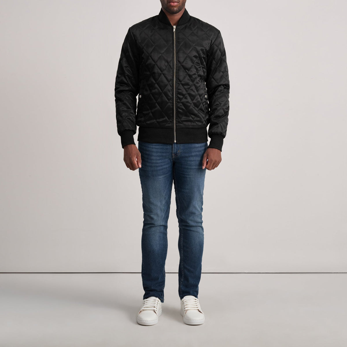 Close-Up Detail of Varsity &amp; Zipper Hardware on Danson Quilted Svart Varsity Skinnjakke for Herre