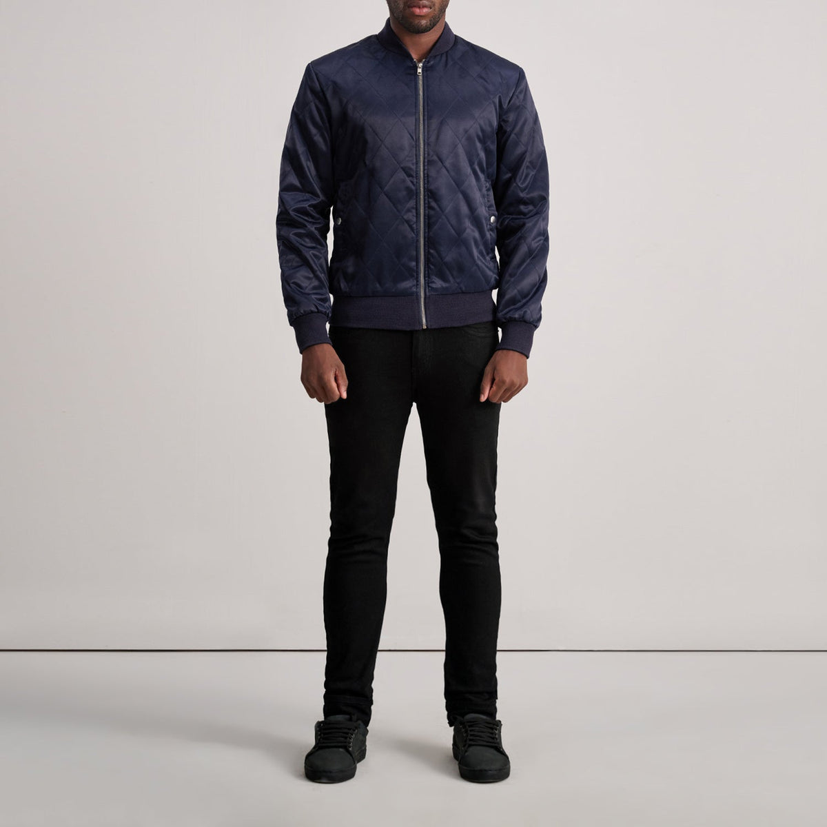 Close-Up Detail of Varsity &amp; Zipper Hardware on Danson Quilted Blue Varsity Skinnjakke for Herre