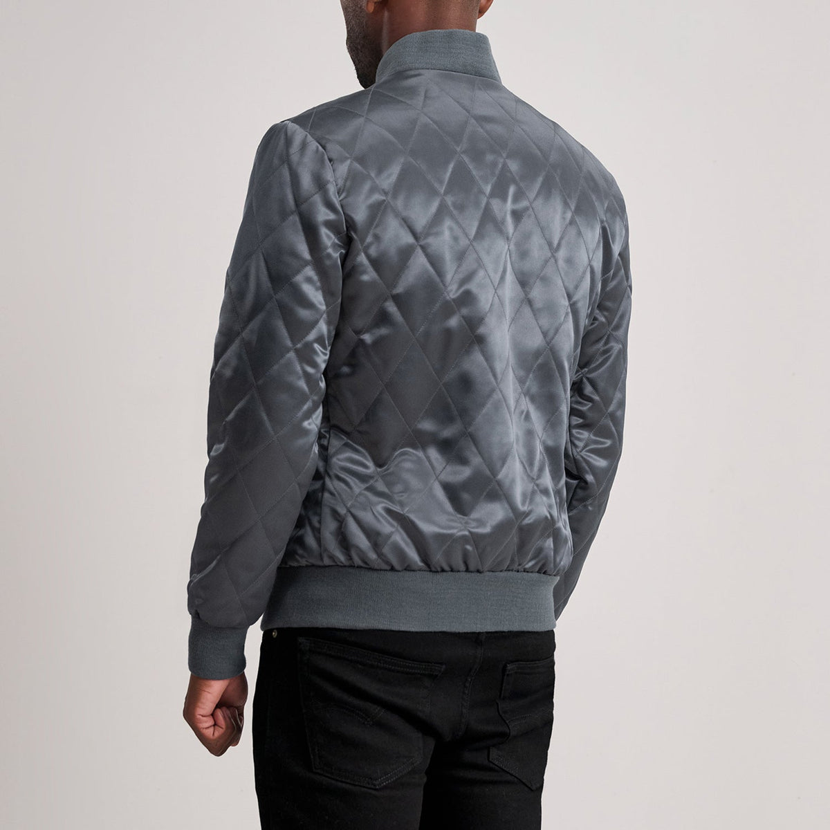 Close-Up Detail of Varsity &amp; Zipper Hardware on Danson Quilted Grey Varsity Skinnjakke for Herre