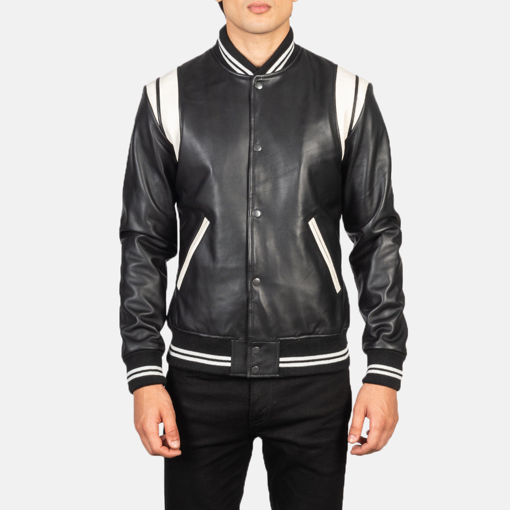 Close-Up Detail of Varsity &amp; Snap Buttons Hardware on Men's Dantee Svart Leather Varsity Skinnjakke for Herre