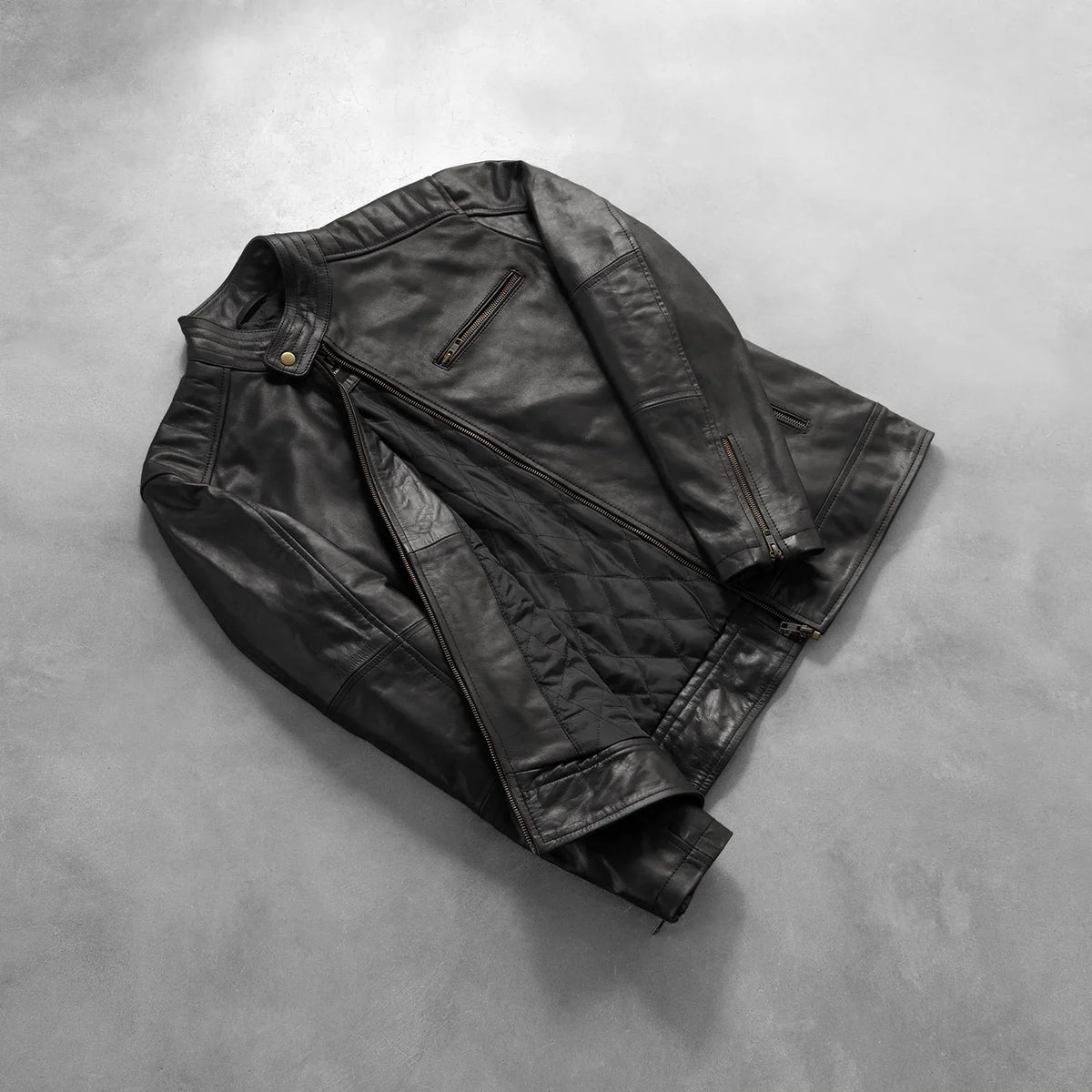 Styled Fit Perspective of Dean Svart Bikerjakke i Skinn for Herre on Model - Natural Daylight Drape