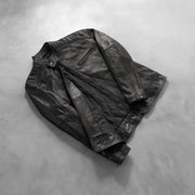 Styled Fit Perspective of Dean Svart Bikerjakke i Skinn for Herre on Model - Natural Daylight Drape