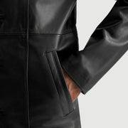 Close-Up Detail of Notch &amp; Button Hardware on Men's Don Long Svart Skinnkåpe for Herre