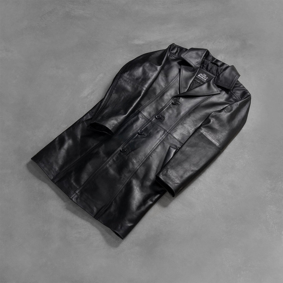 Styled Fit Perspective of Men's Don Long Svart Skinnkåpe for Herre on Model - Natural Daylight Drape