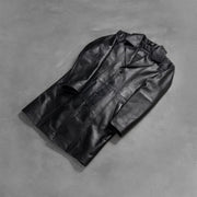 Styled Fit Perspective of Men's Don Long Svart Skinnkåpe for Herre on Model - Natural Daylight Drape